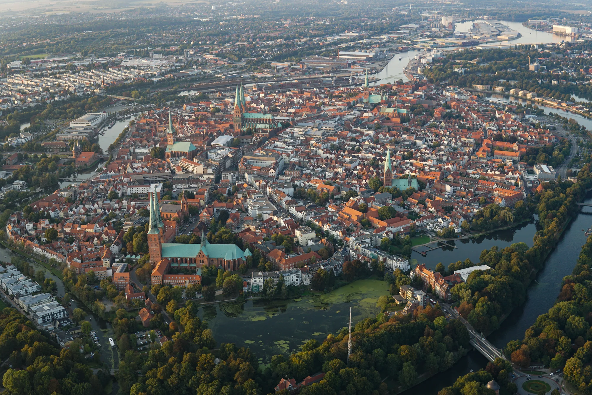 Luftbild der Lübecker Altstadt mit Dom und Trave